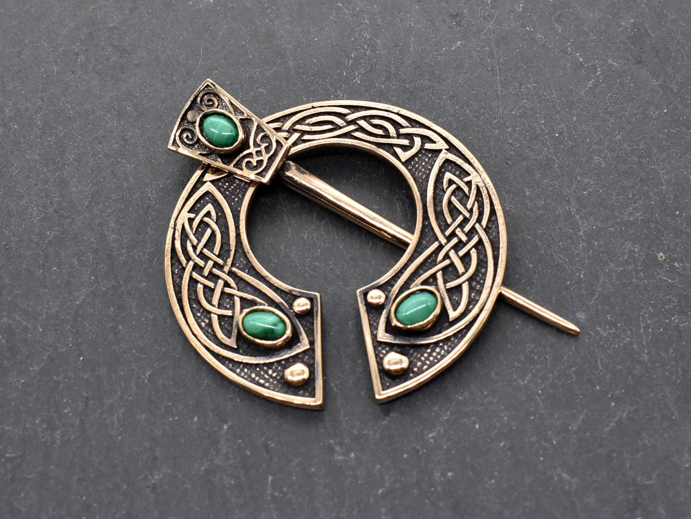 Keltische Omega-Fibel aus Bronze mit Malachit