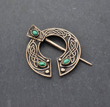 Keltische Omega-Fibel aus Bronze mit Malachit