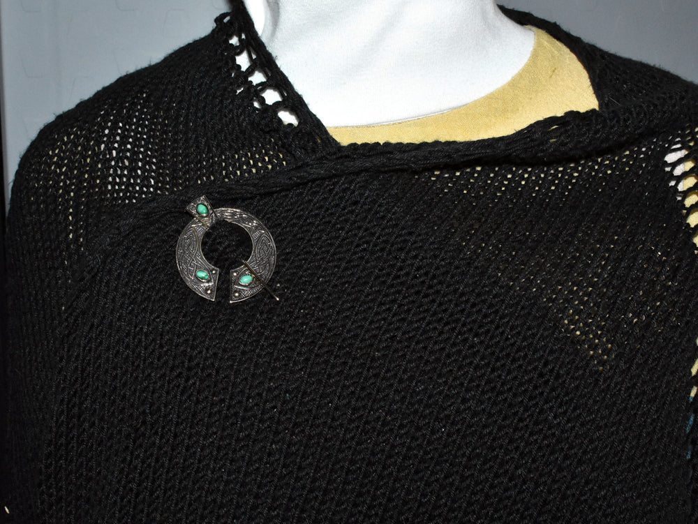 Tragebild der Keltische Omega-Fibel aus Bronze mit Malachit