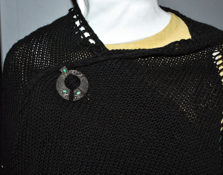 Tragebild der Keltische Omega-Fibel aus Bronze mit Malachit