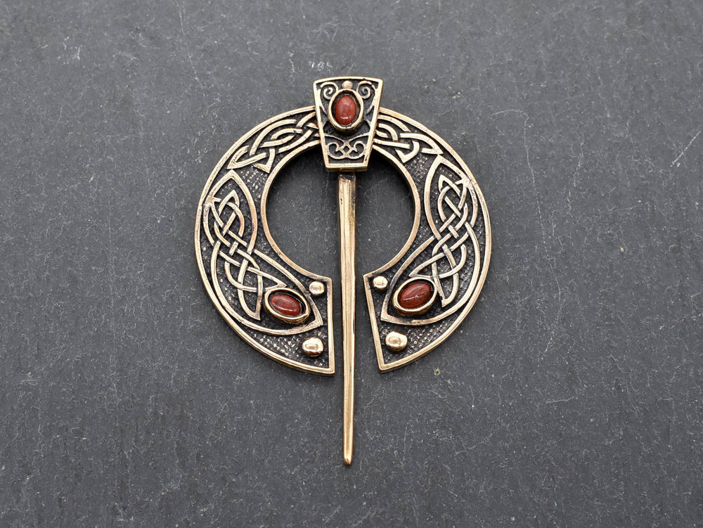 Keltische Omega-Fibel aus Bronze mit rotem Jaspis