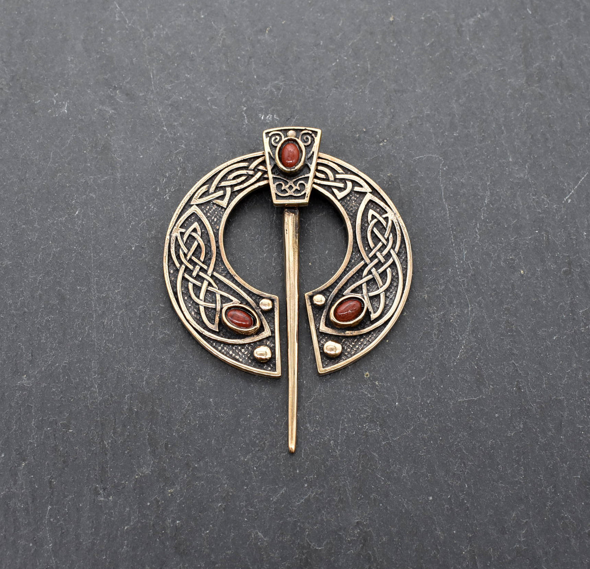 Keltische Omega-Fibel aus Bronze mit rotem Jaspis
