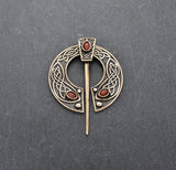 Keltische Omega-Fibel aus Bronze mit rotem Jaspis