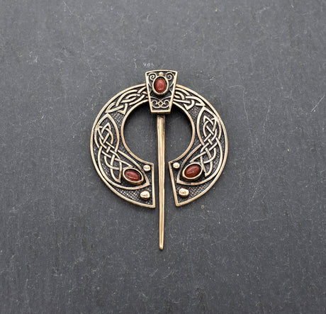 Keltische Omega-Fibel aus Bronze mit rotem Jaspis