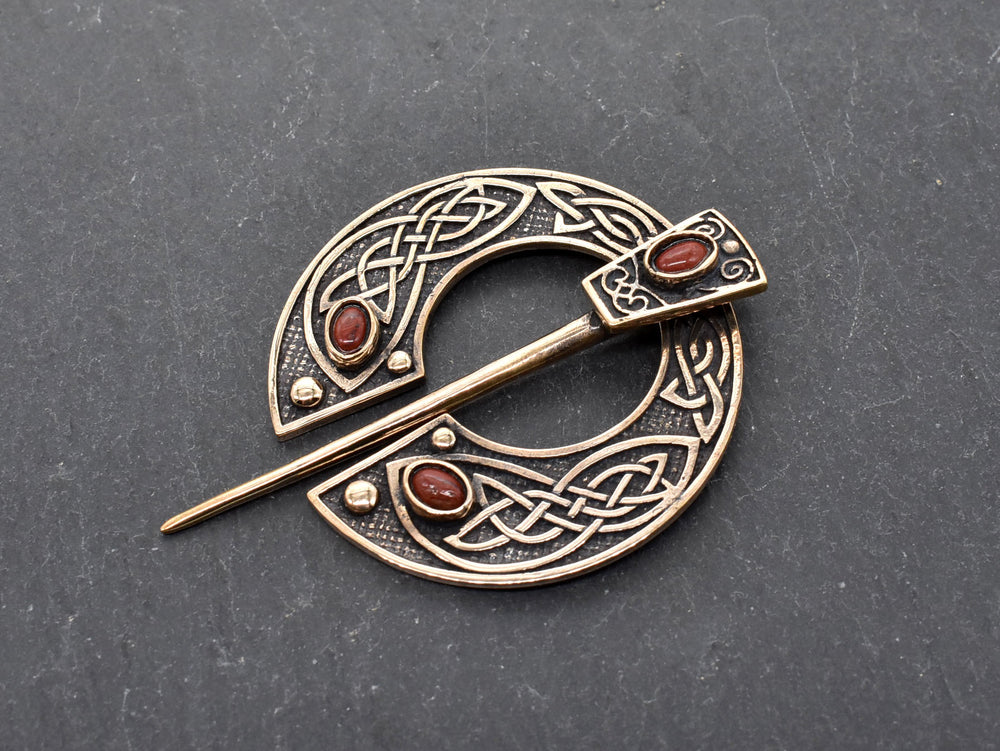 Keltische Omega-Fibel aus Bronze mit rotem Jaspis
