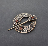 Keltische Omega-Fibel aus Bronze mit rotem Jaspis
