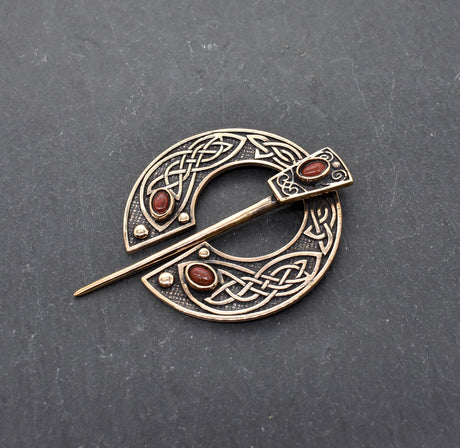 Keltische Omega-Fibel aus Bronze mit rotem Jaspis
