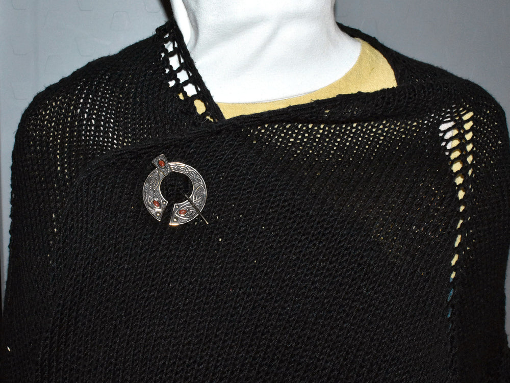 Tragebild an einem chal der Keltische Omega-Fibel aus Bronze mit rotem Jaspis