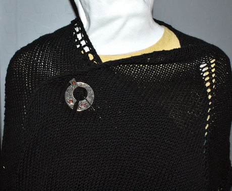 Tragebild an einem chal der Keltische Omega-Fibel aus Bronze mit rotem Jaspis