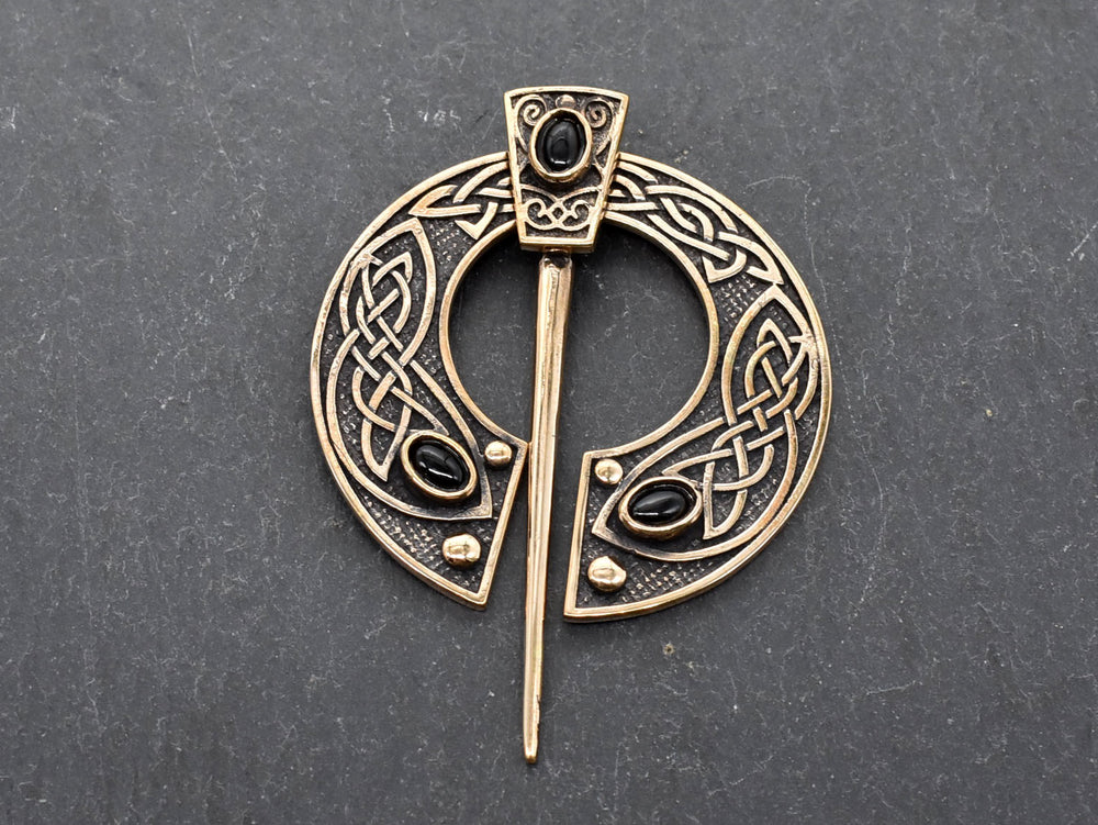 Keltische Omega-Fibel aus Bronze mit schwarzem Onyx