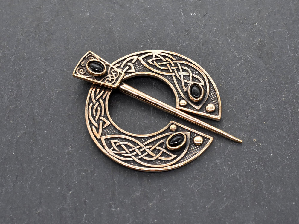 Keltische Omega-Fibel aus Bronze mit schwarzem Onyx