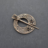 Keltische Omega-Fibel aus Bronze mit schwarzem Onyx