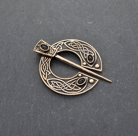 Keltische Omega-Fibel aus Bronze mit schwarzem Onyx