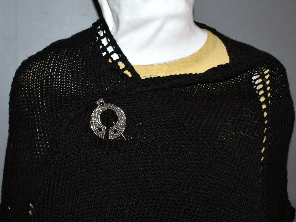 Tragebild an gestrickter Stola der Keltische Omega-Fibel aus Bronze mit schwarzem Onyx