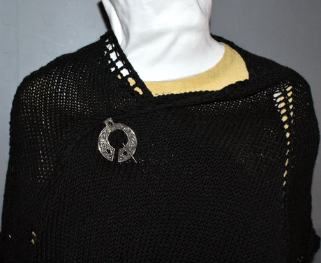 Tragebild an gestrickter Stola der Keltische Omega-Fibel aus Bronze mit schwarzem Onyx
