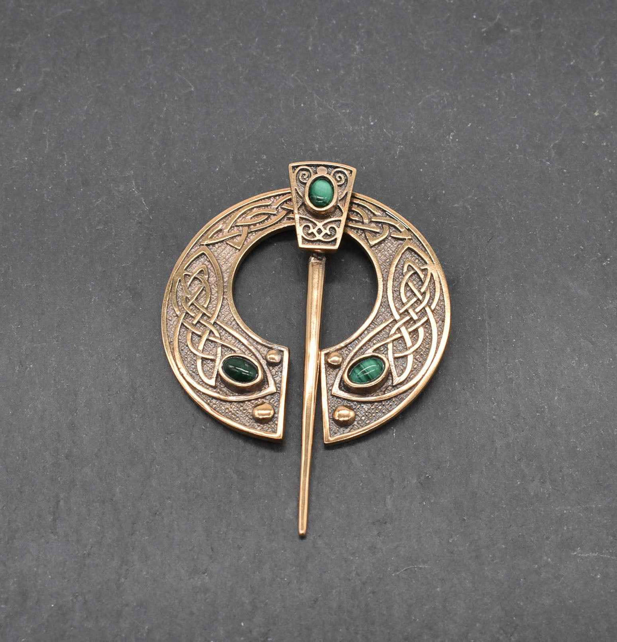 Keltische Omega-Fibel aus Bronze mit Malachit-Steinen