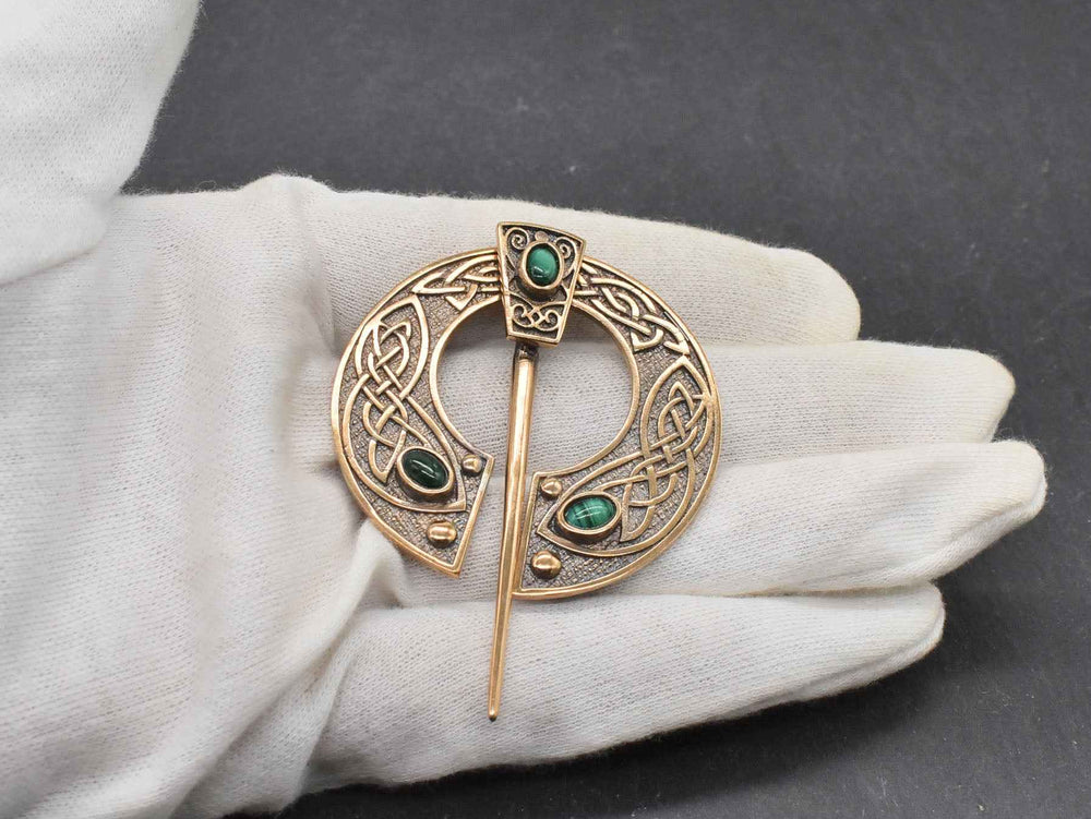 Keltische Omega-Fibel aus Bronze mit Malachit-Steinen