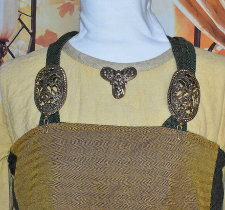 Tragebild am Wikingerkleid der Wikinger Kleeblatt Fibel im Borre-Stil – nordischer Gewandverschluß aus Bronze