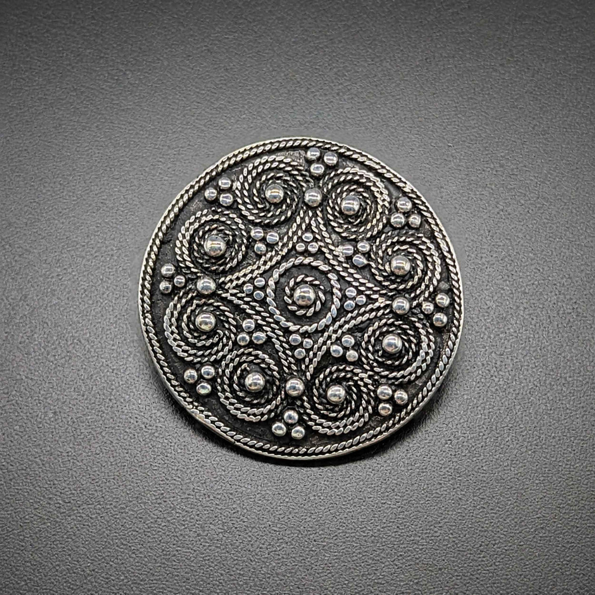 Kleine Wikinger Brosche mit Granulationsdekor – Bronze versilbert