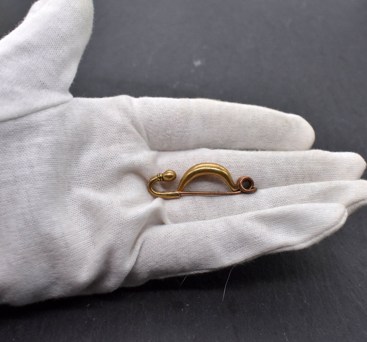 Kleine keltische Fibel aus Bronze für den Peplos – Latène-Fibel der Eisenzeit  nach historischem Vorbild