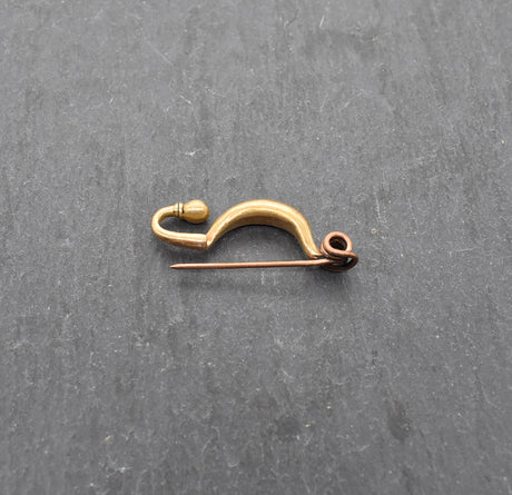 Kleine keltische Fibel aus Bronze für den Peplos – Latène-Fibel der Eisenzeit  nach historischem Vorbild