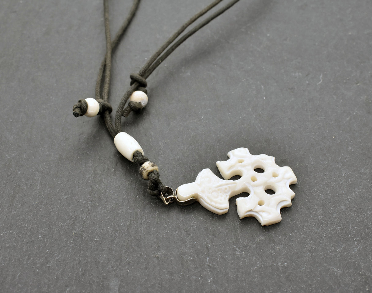 Wikinger-Halskette mit handgeschnitztem Hiddensee-Kreuz aus Knochen