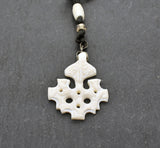 Wikinger-Halskette mit handgeschnitztem Hiddensee-Kreuz aus Knochen