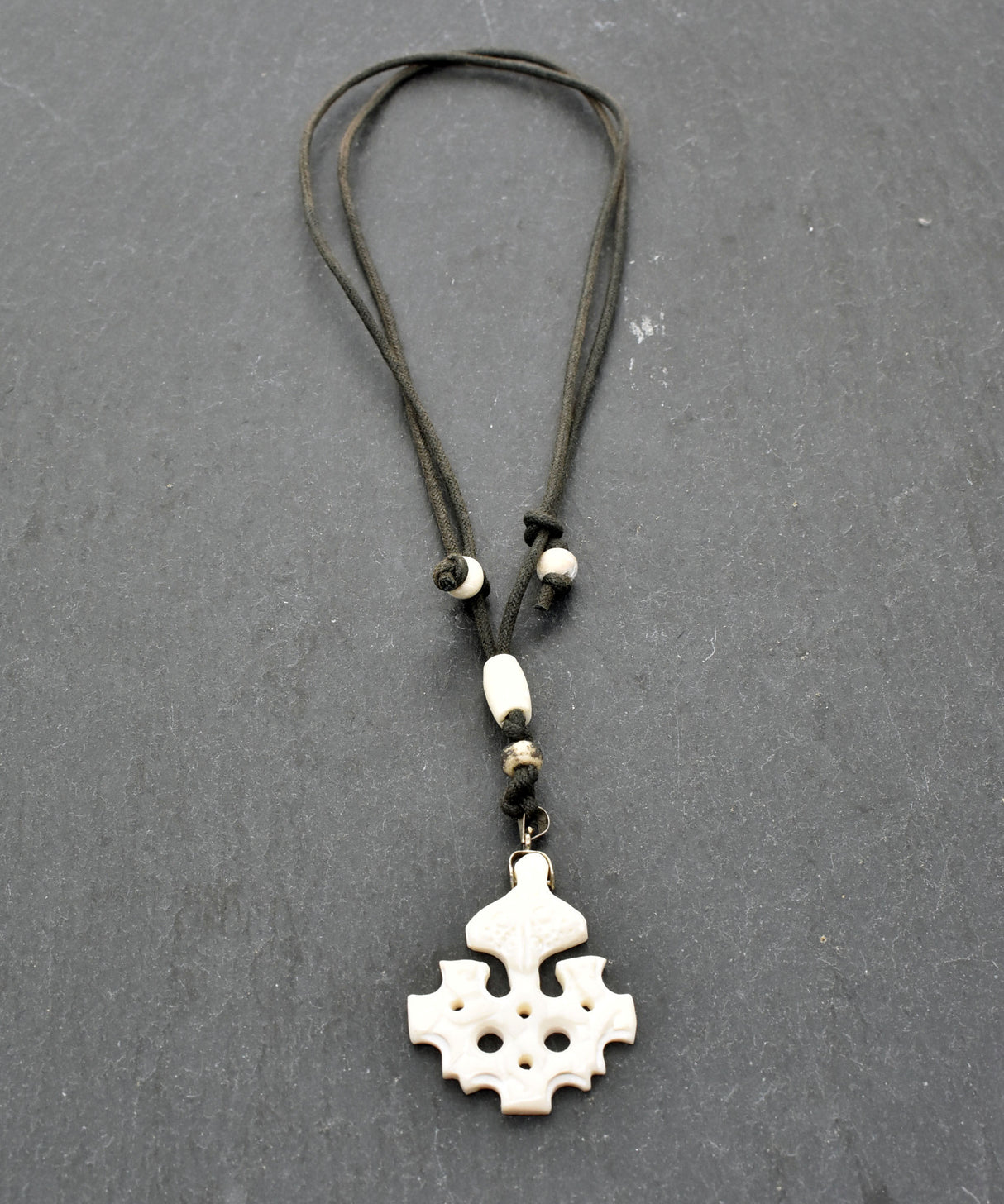 Wikinger-Halskette mit handgeschnitztem Hiddensee-Kreuz aus Knochen