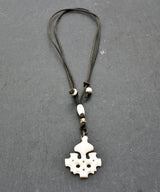 Wikinger-Halskette mit handgeschnitztem Hiddensee-Kreuz aus Knochen