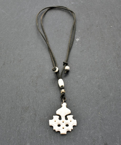 Wikinger-Halskette mit handgeschnitztem Hiddensee-Kreuz aus Knochen