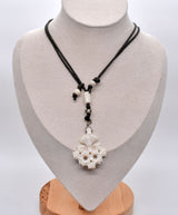 Wikinger-Halskette mit handgeschnitztem Hiddensee-Kreuz aus Knochen auf einer Büste