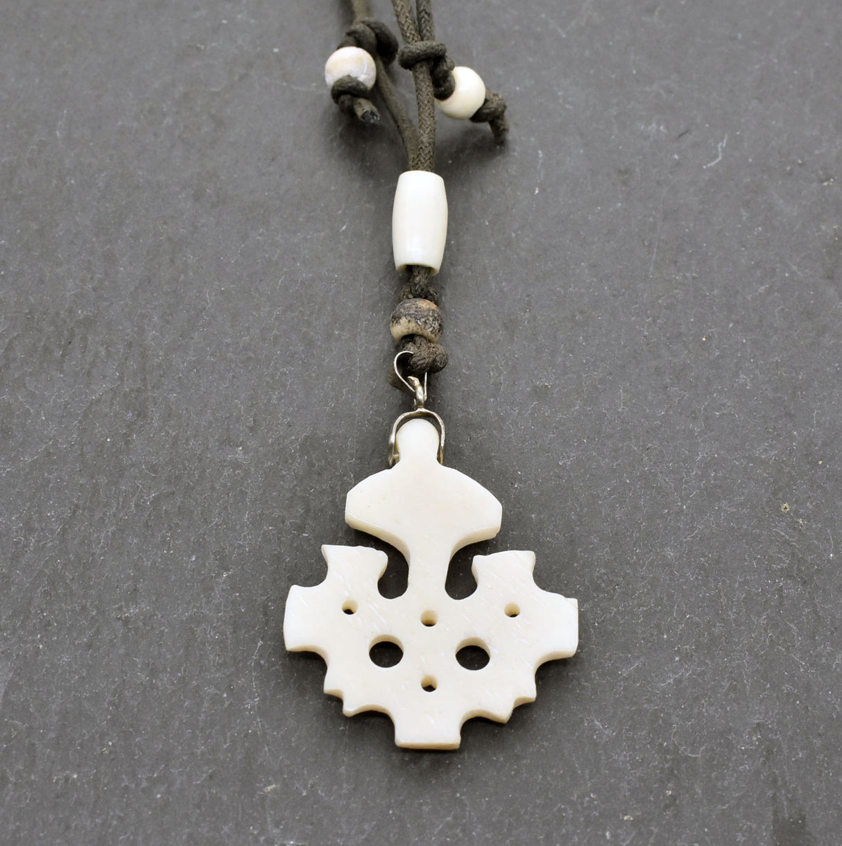 Rückseite der Wikinger-Halskette mit handgeschnitztem Hiddensee-Kreuz aus Knochen