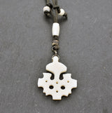 Rückseite der Wikinger-Halskette mit handgeschnitztem Hiddensee-Kreuz aus Knochen