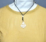 Tragebild der Wikinger-Halskette mit handgeschnitztem Hiddensee-Kreuz aus Knochen