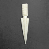 Handgeschnitzte Pfeilspitzen-Krawattennadel und Schal-Klammer aus Rinderknochen