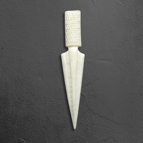 Handgeschnitzte Pfeilspitzen-Krawattennadel und Schal-Klammer aus Rinderknochen