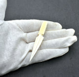 Handgeschnitzte Pfeilspitzen-Krawattennadel und Schal-Klammer aus Rinderknochen auf der Hand