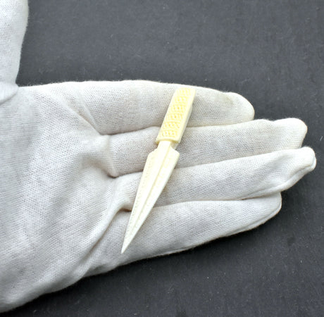 Handgeschnitzte Pfeilspitzen-Krawattennadel und Schal-Klammer aus Rinderknochen auf der Hand