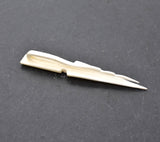 Rückseite der Handgeschnitzte Pfeilspitzen-Krawattennadel und Schal-Klammer aus Rinderknochen