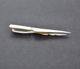 Handgeschnitzte Pfeilspitzen-Krawattennadel und Schal-Klammer aus Rinderknochen