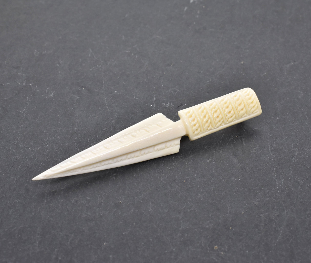 Handgeschnitzte Pfeilspitzen-Krawattennadel und Schal-Klammer aus Rinderknochen