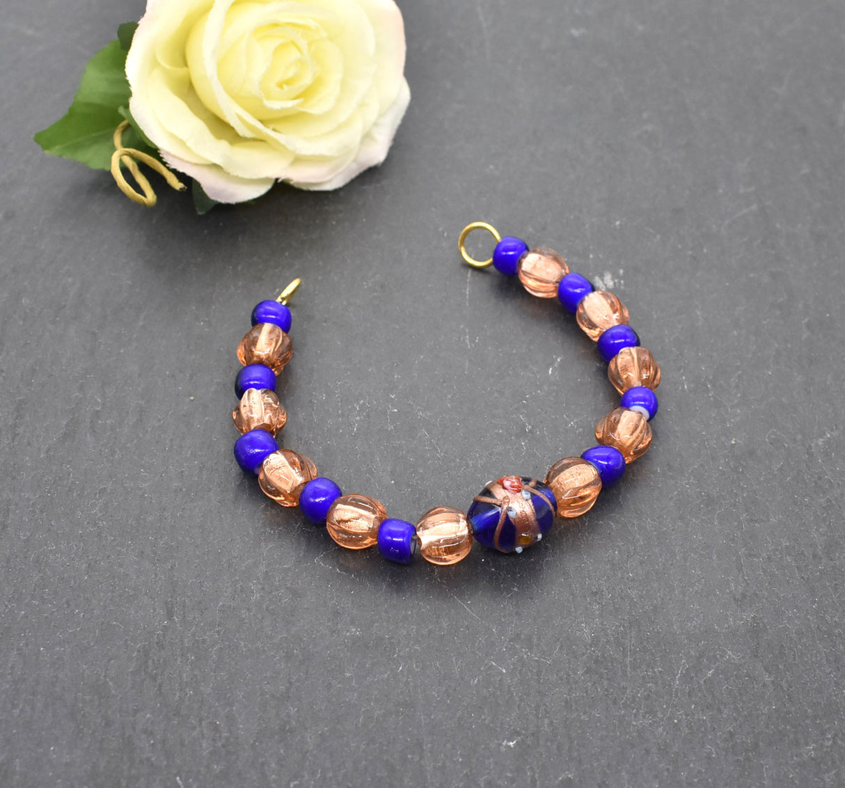 Kurze Fibelkette mit Lampwork-Perlen im Wikinger-Stil – Glasperlenkette für Ovalfibeln und Trägerkleid