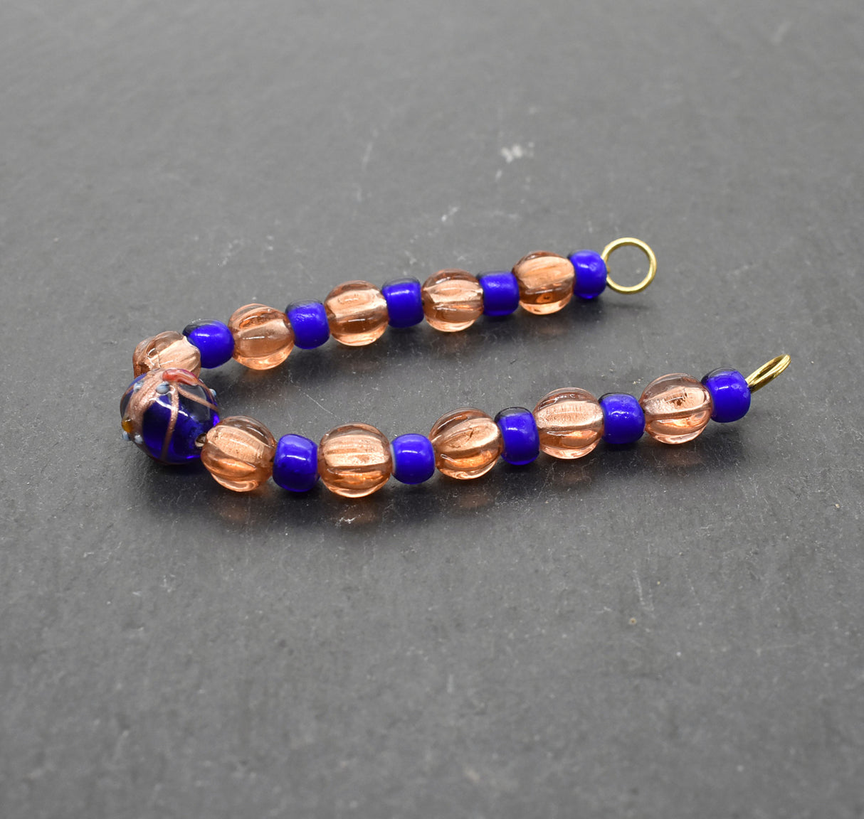 Kurze Fibelkette mit Lampwork-Perlen im Wikinger-Stil – Glasperlenkette für Ovalfibeln und Trägerkleid