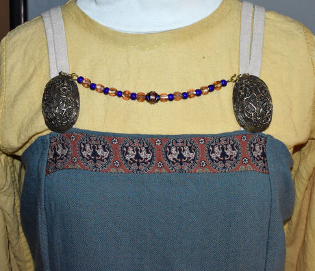 Tragebild am Wikingerkleid der Kurze Fibelkette mit Lampwork-Perlen im Wikinger-Stil – Glasperlenkette für Ovalfibeln und Trägerkleid
