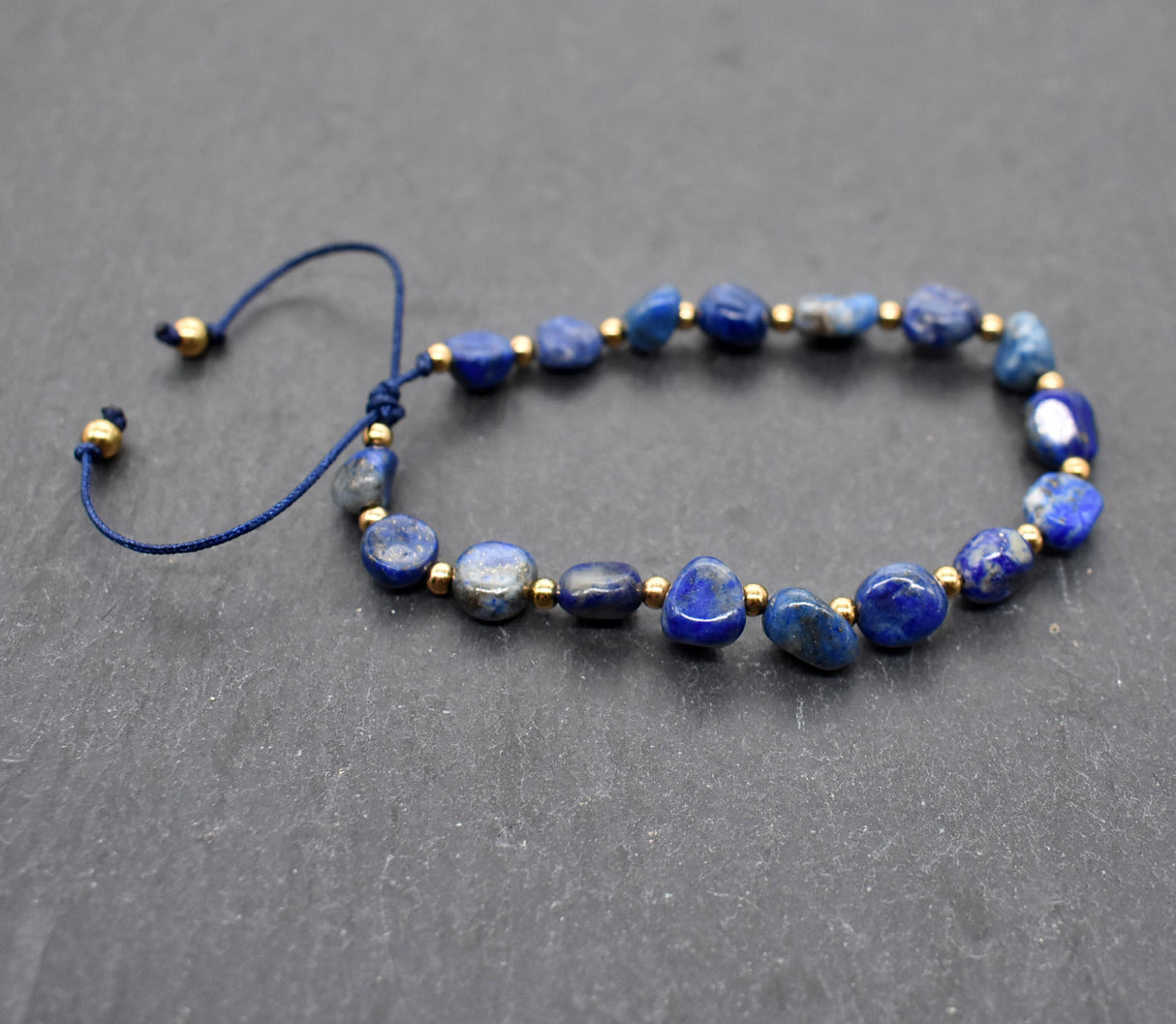 Lapislazuli Armband mit Messingperlen