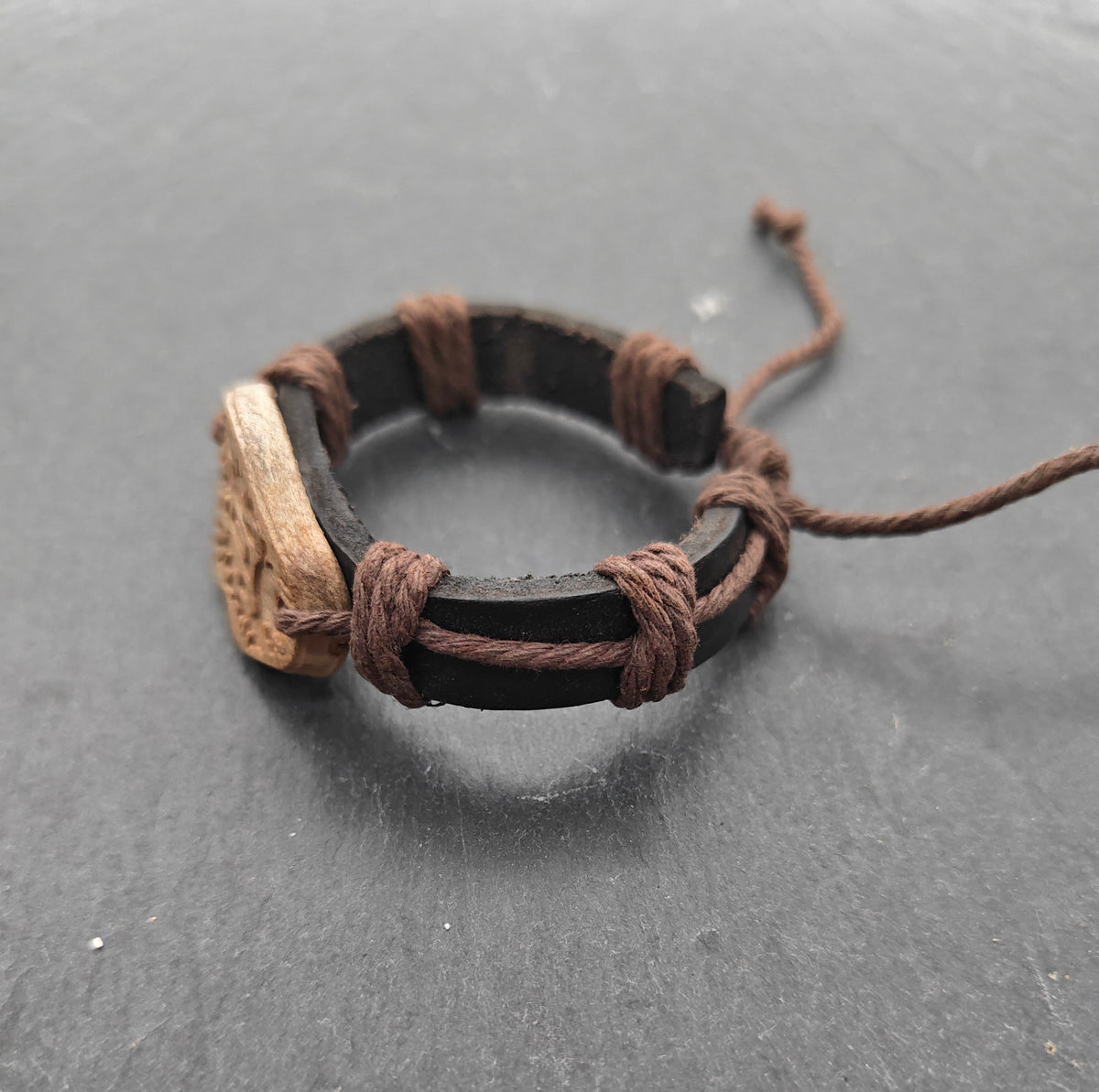 Lederarmband mit Keramik-Motivplatte in Holzoptik