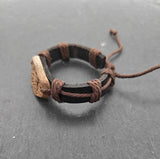 Lederarmband mit Keramik-Motivplatte in Holzoptik