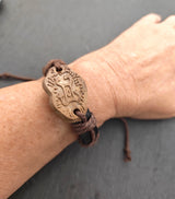 Tragebild des Lederarmband mit Keramik-Motivplatte in Holzoptik