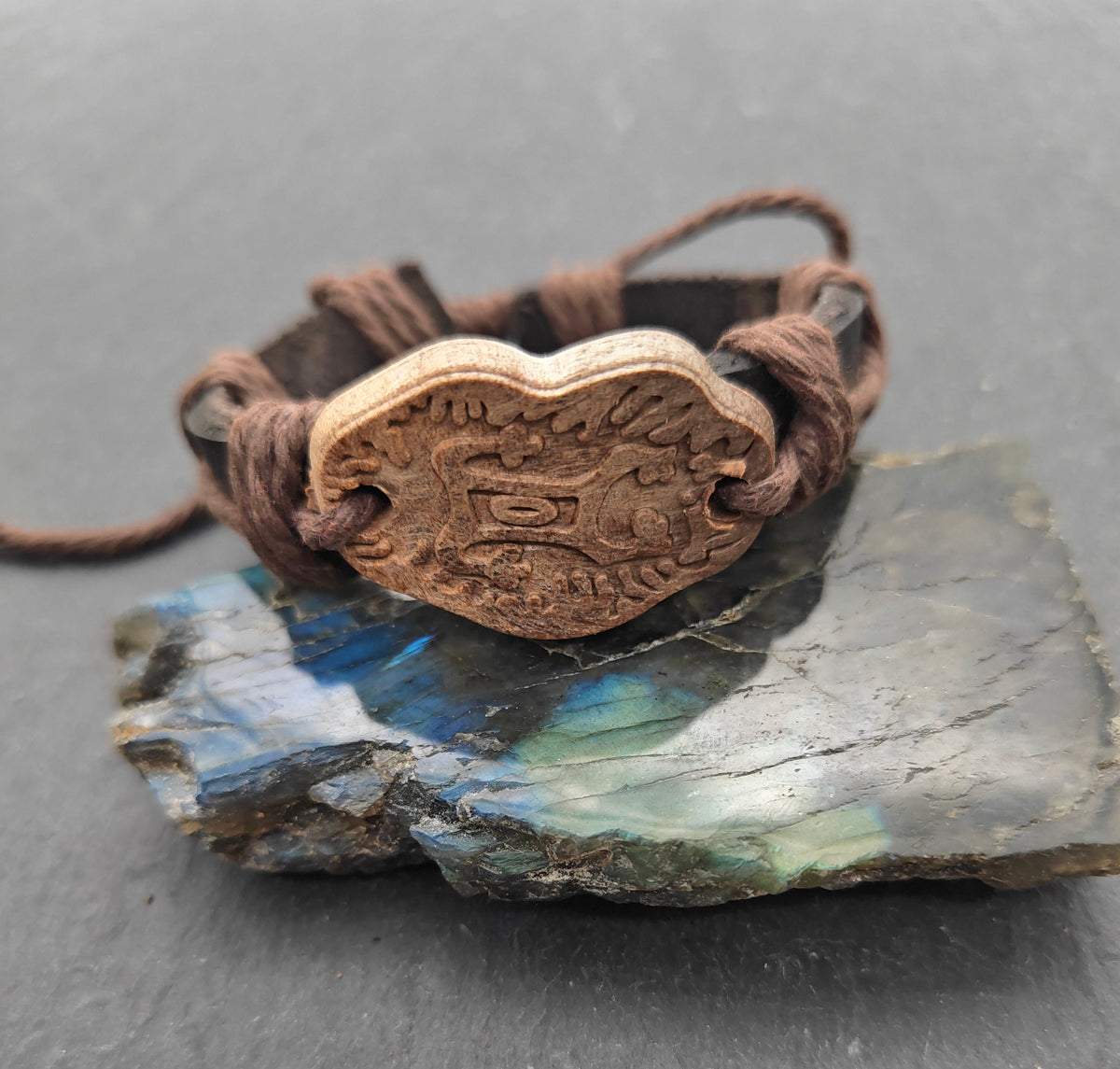 Lederarmband mit Keramik-Motivplatte in Holzoptik