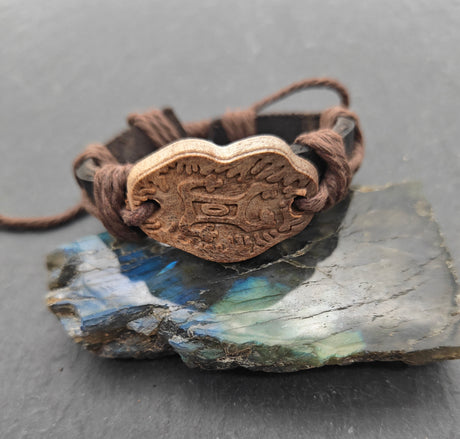 Lederarmband mit Keramik-Motivplatte in Holzoptik